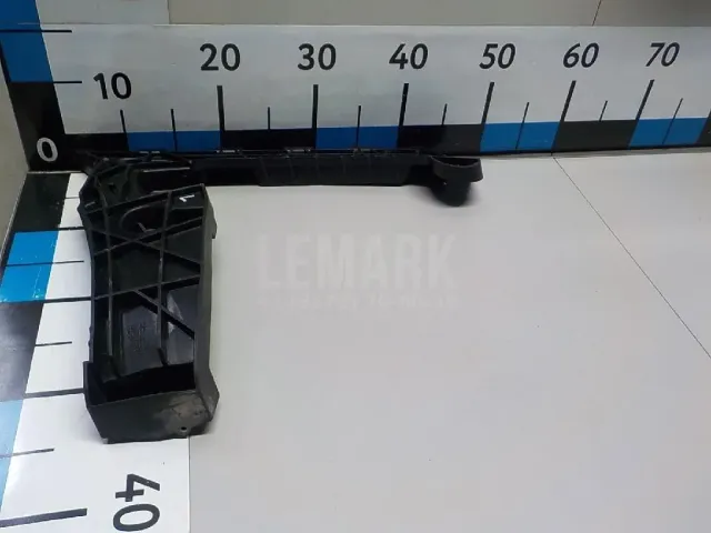 Направляющая заднего бампера левая
