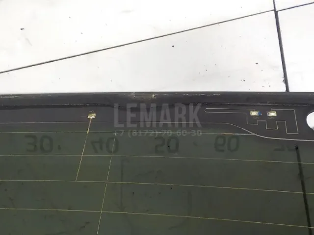 Стекло двери багажника