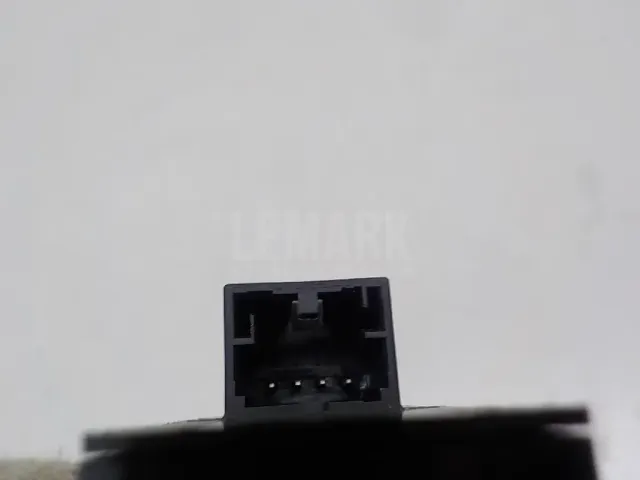 Кнопка закрывания багажника