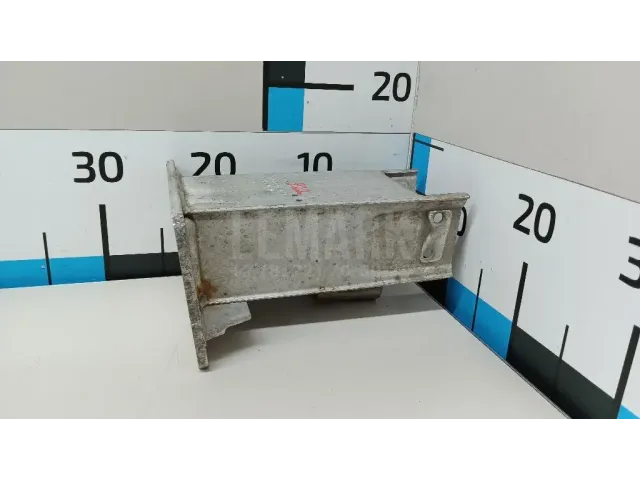 Кронштейн усилителя переднего бампера правый