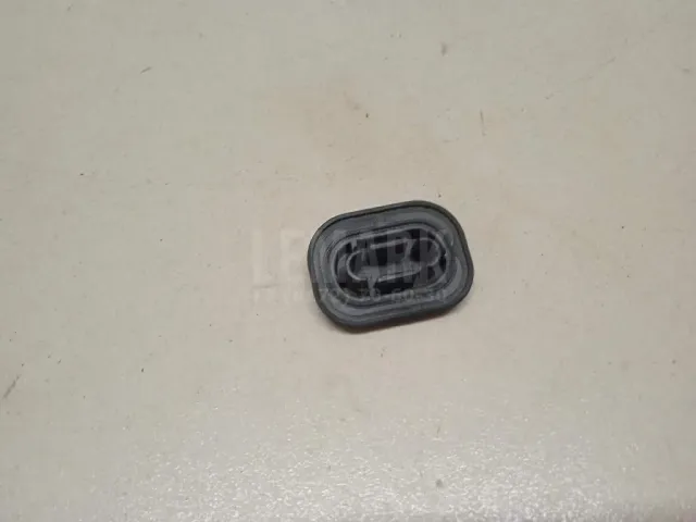 Отбойник крышки багажника для  Cadillac Escalade II 2000-2006