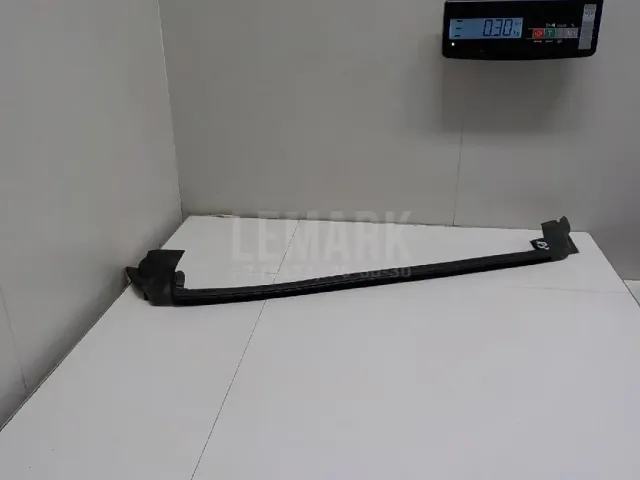 Уплотнитель стекла двери для  Ford Kuga 2008-2012