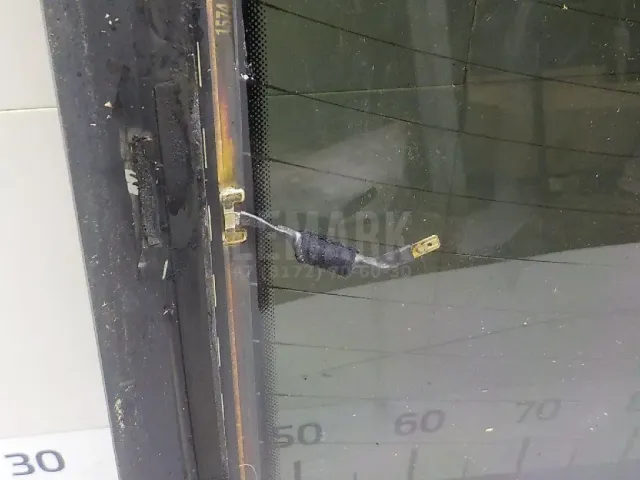 Стекло двери багажника