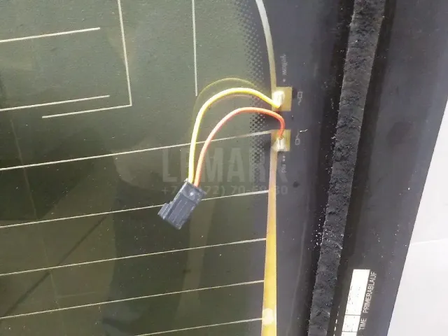 Стекло двери багажника