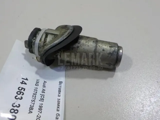 Вставка замка багажника