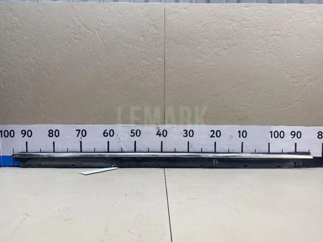 Накладка стекла переднего левого