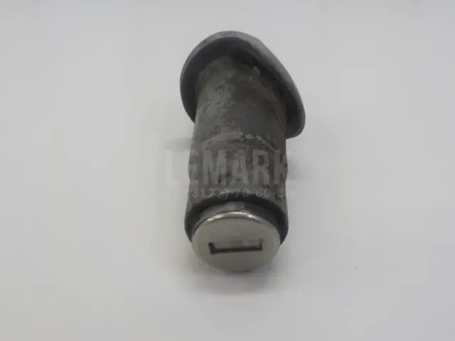 Вставка замка багажника
