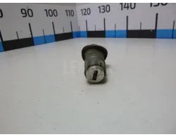 Вставка замка багажника