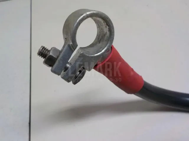 Клемма аккумулятора плюс