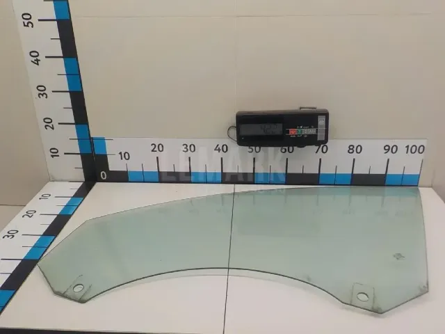 Стекло двери передней левой