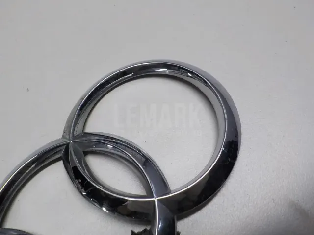 Эмблема на крышку багажника
