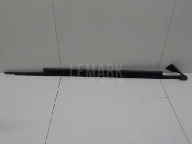 Накладка стекла переднего левого для  Ford Escape EUR 2007-2009