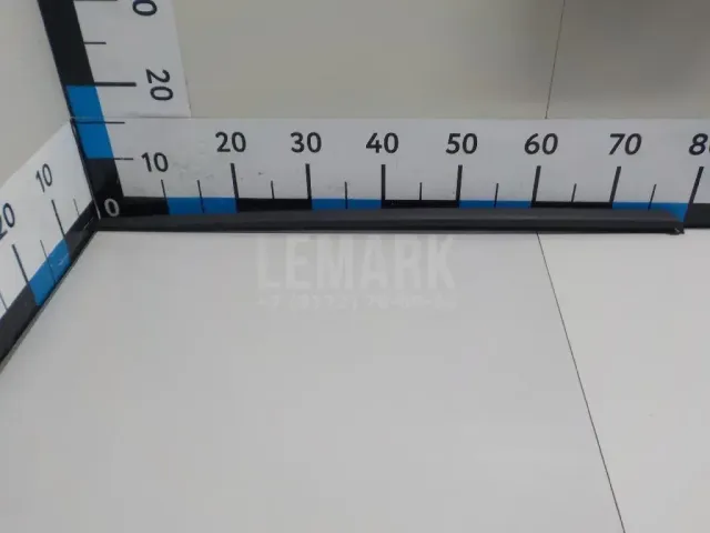 Накладка лобового стекла левая