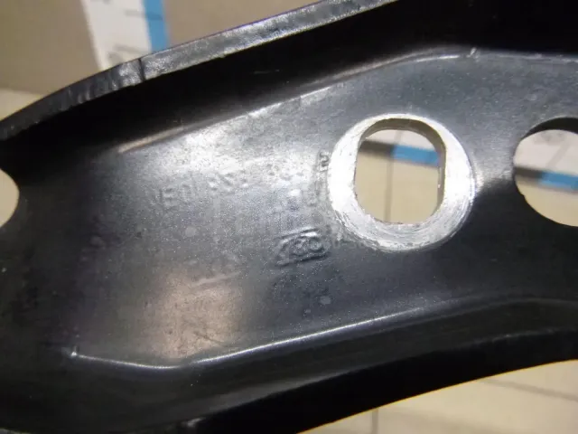 Петля капота левая для  BMW 5-serie G30/G31/F90 2017-2023