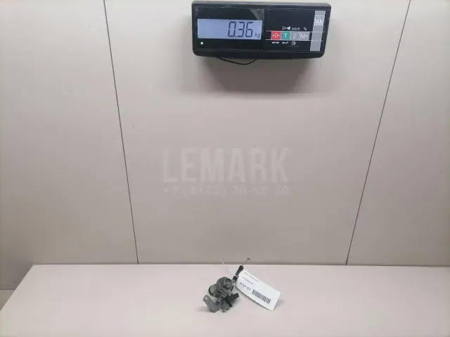 Вставка замка багажника
