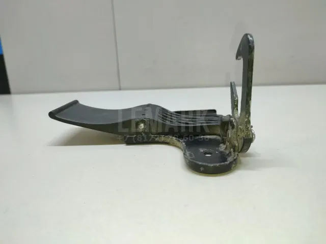 Крючок капота