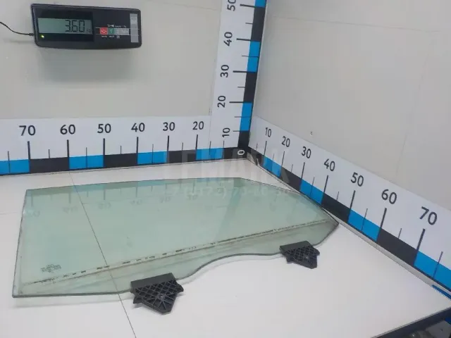 Стекло двери задней левой