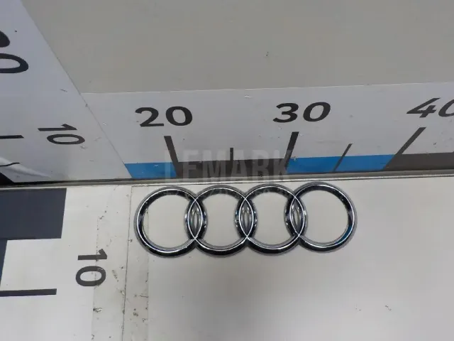 Эмблема на крышку багажника