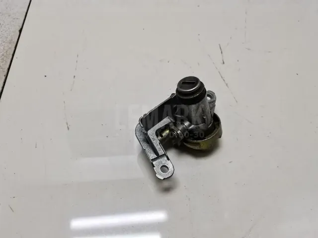 Вставка замка багажника