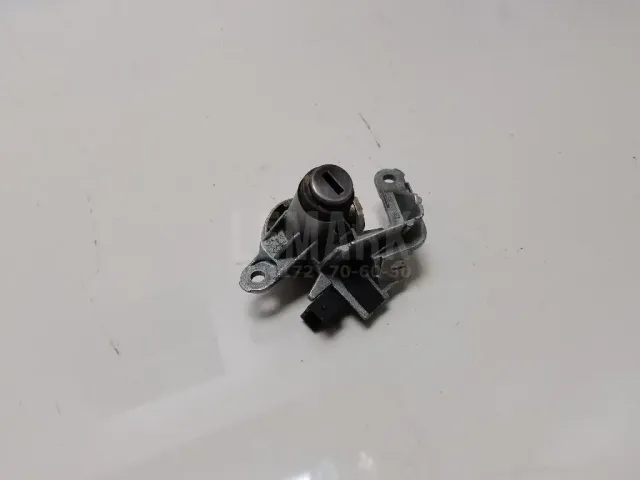 Вставка замка багажника