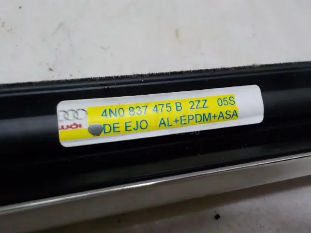 Накладка стекла переднего левого