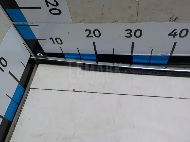 Накладка стекла переднего левого