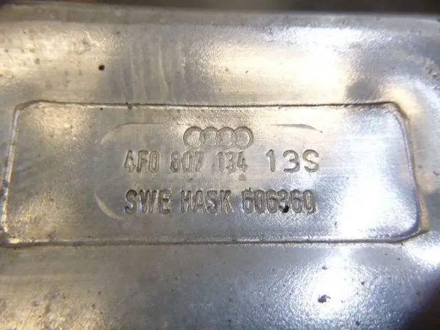 Кронштейн усилителя переднего бампера правый для  Audi A8 [4D] 1999-2002