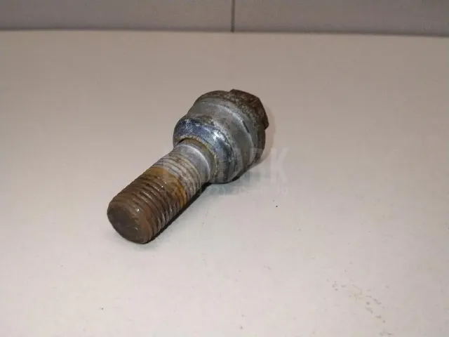 Болт колесный