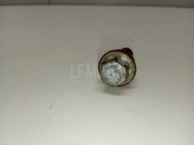 Болт колесный