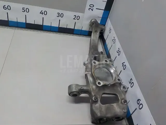 Кулак поворотный передний левый