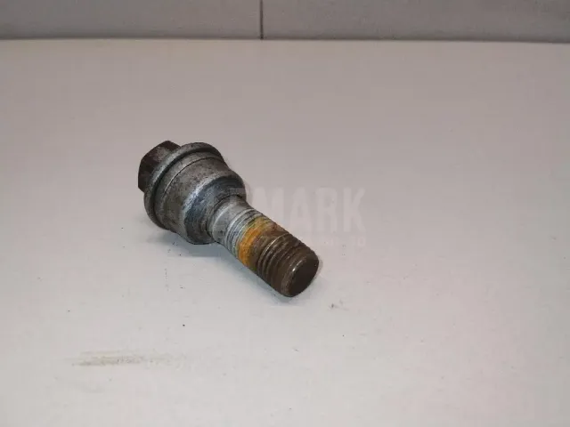 Болт колесный