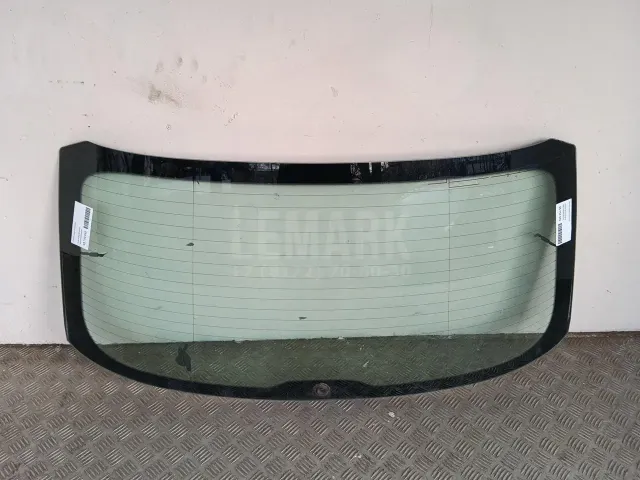 Стекло двери багажника