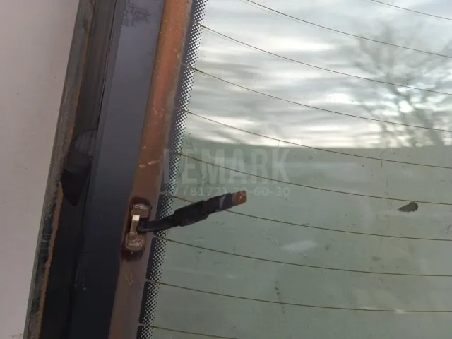 Стекло двери багажника