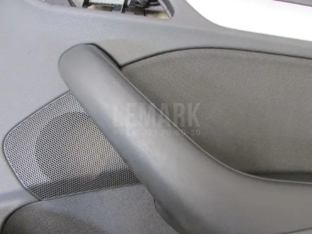 Обшивка двери передней правой для  Chevrolet Tahoe III 2006-2014