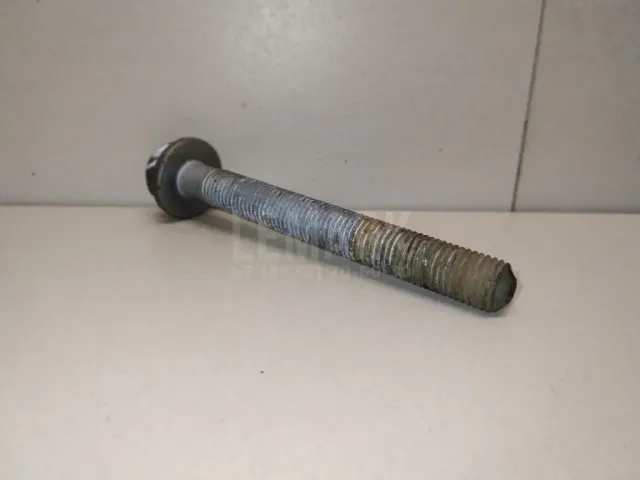 Болт заднего рычага