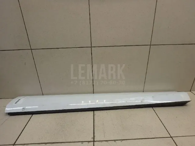 Накладка двери передней правой