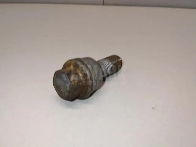 Болт колесный