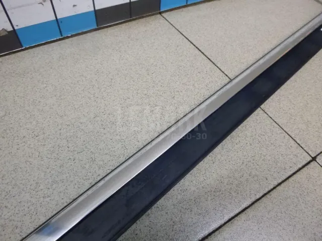 Накладка стекла переднего левого