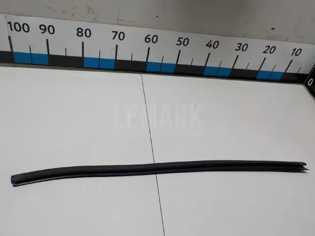 Накладка стекла переднего левого для  Ford Fiesta 2008-2019
