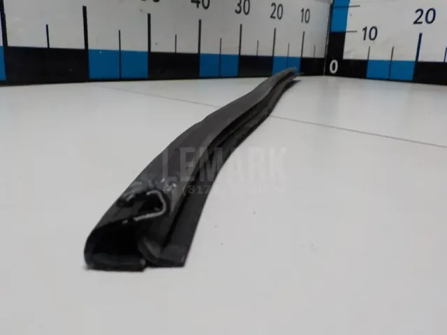 Накладка стекла переднего левого для  Ford Fiesta 2008-2019