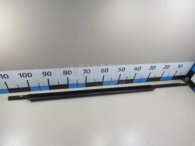 Накладка стекла переднего левого