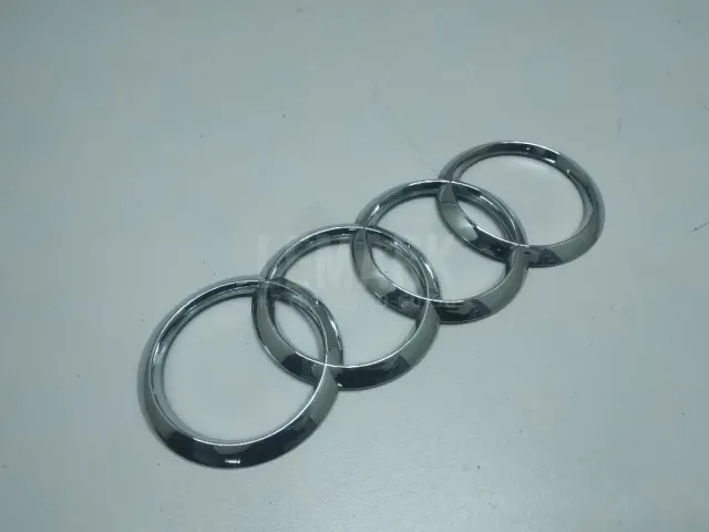 Эмблема на крышку багажника