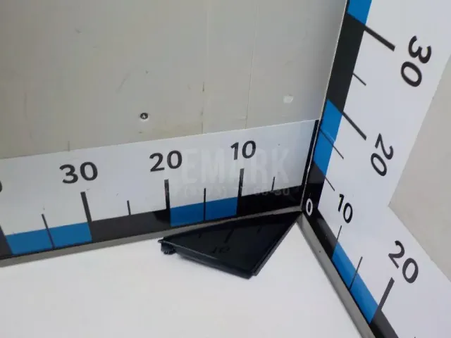Накладка двери передней левой