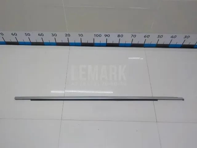 Накладка стекла переднего правого