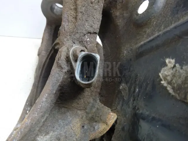 Кулак поворотный передний левый