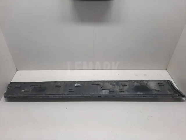 Накладка двери передней правой