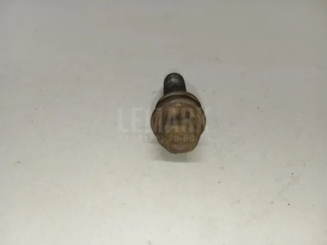 Болт колесный
