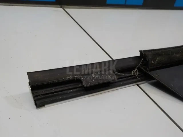 Накладка стекла переднего левого для  Chrysler Grand Voyager/Grand Caravan (RT) 2007-2020