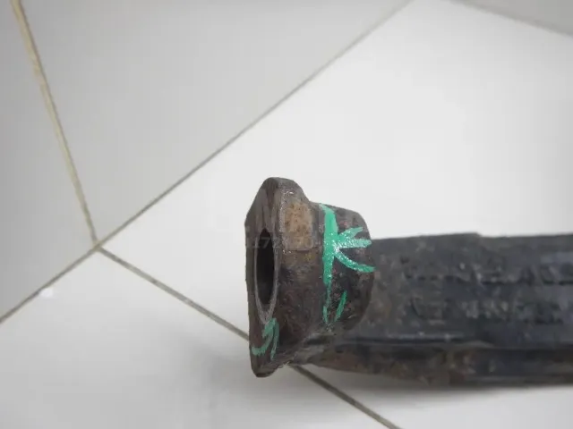 Кулак поворотный передний левый