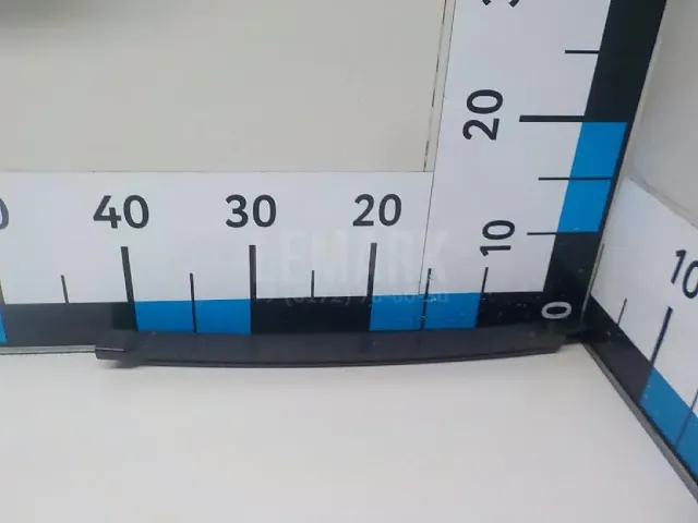 Направляющая стекла двери